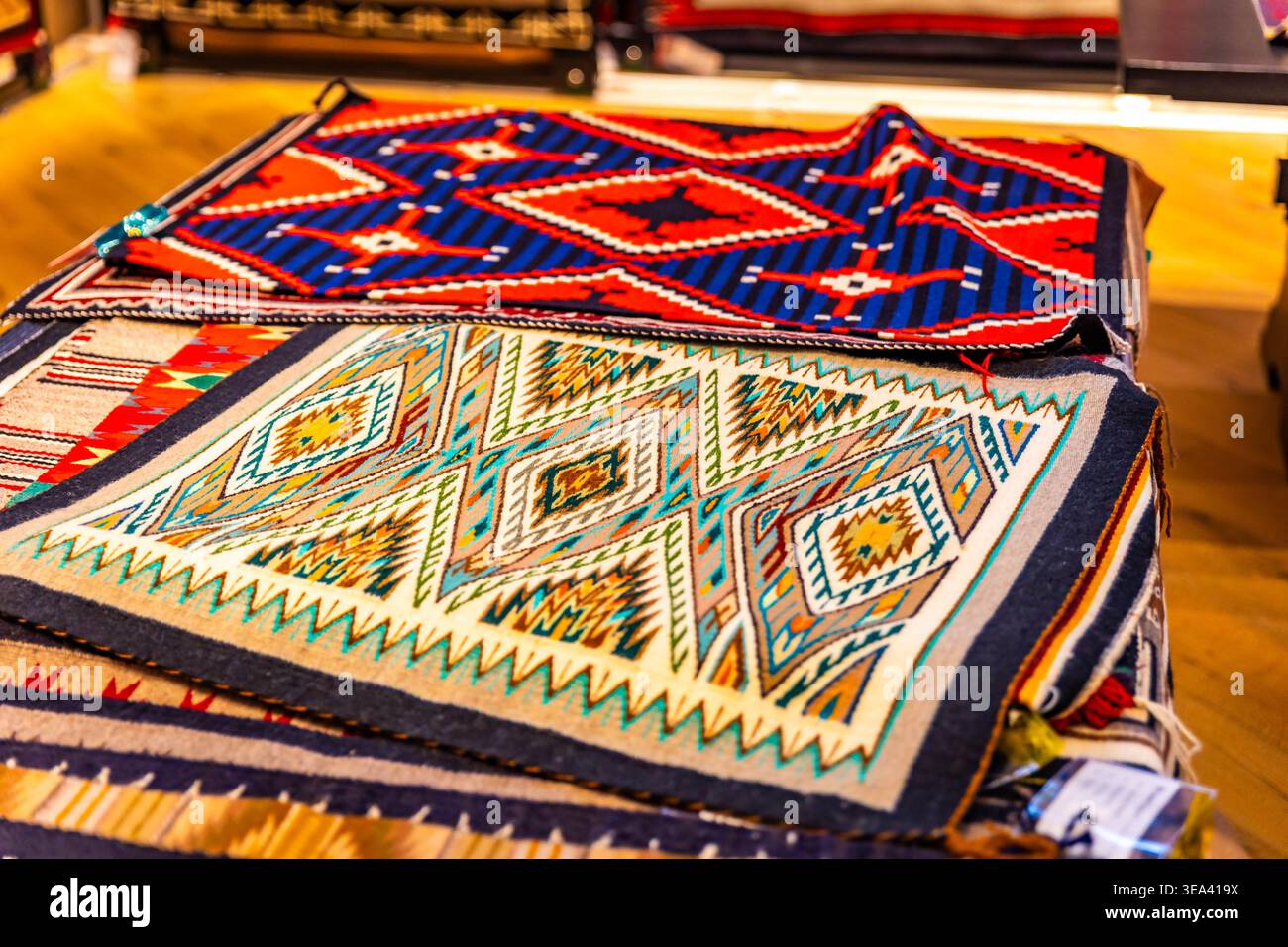 Phoenix, AZ, USA - 5. Februar 2026: Kollektion von Navajo Teppichen und Decken zeigt komplexe geometrische Designs und lebendige Wollhandwerkskunst Stockfoto
