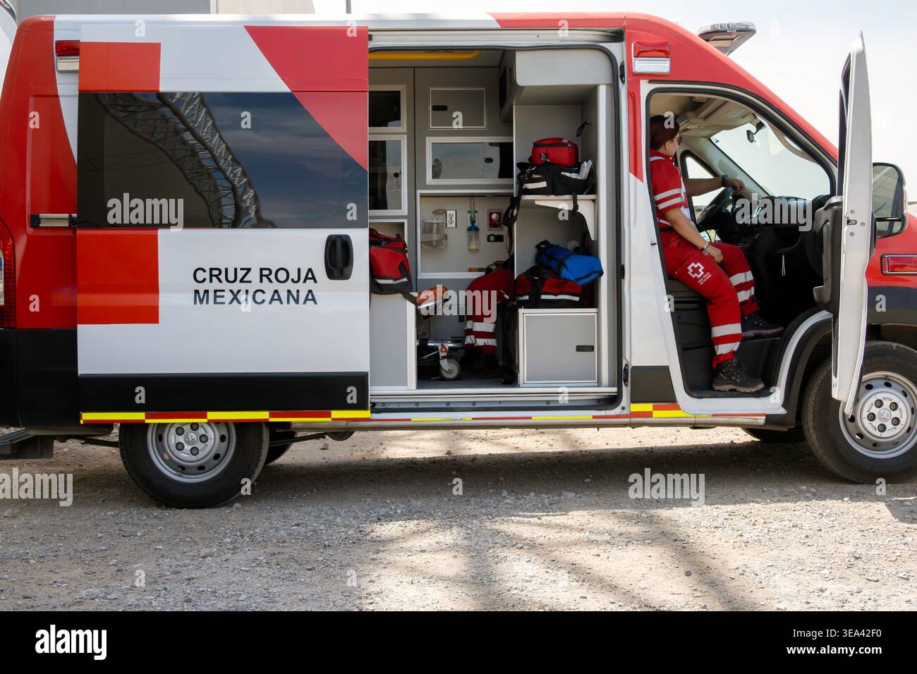 Cruz Roja Mexicana Krankenwagen mit offener Seitentür, die medizinische Ausrüstung und Sanitäter zeigt Stockfoto