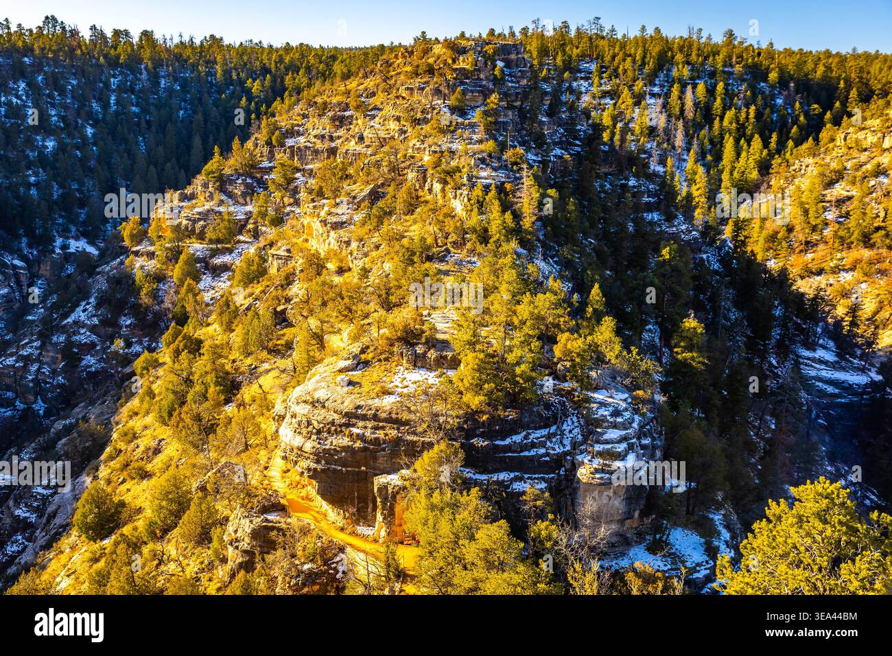 Das Luftpanorama zeigt die schneebedeckte Landschaft des Walnut Canyon unter hellem Sonnenlicht in Arizona Stockfoto