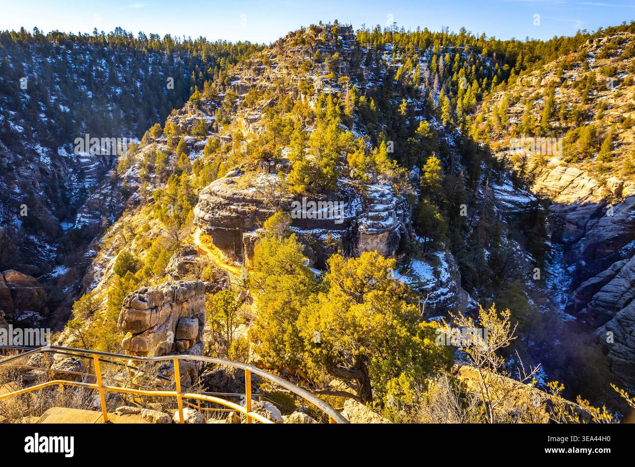 Das Luftpanorama zeigt die schneebedeckte Landschaft des Walnut Canyon unter hellem Sonnenlicht in Arizona Stockfoto