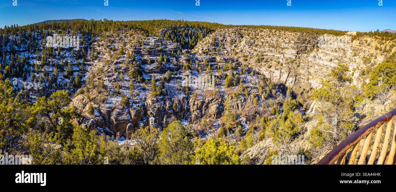 Das Luftpanorama zeigt die schneebedeckte Landschaft des Walnut Canyon unter hellem Sonnenlicht in Arizona Stockfoto