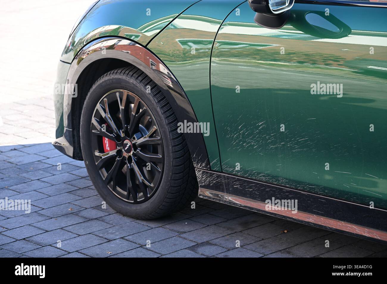 Kleines grünes Cabriolet mit Nahaufnahmen zu wichtigen Details: Dach, Polsterung, Silhouette und Lenkrad Stockfoto
