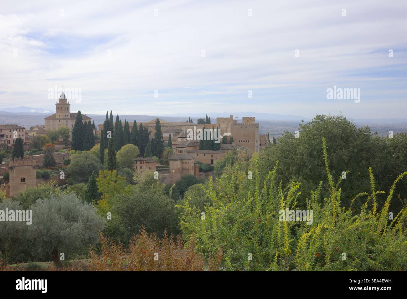 Panoramablick auf die Alhambra mit Nasridentürmen, Palacio de Carlos V und Zypressen aus den Gärten des Generalife, Granada, Andalusien, Spanien Stockfoto