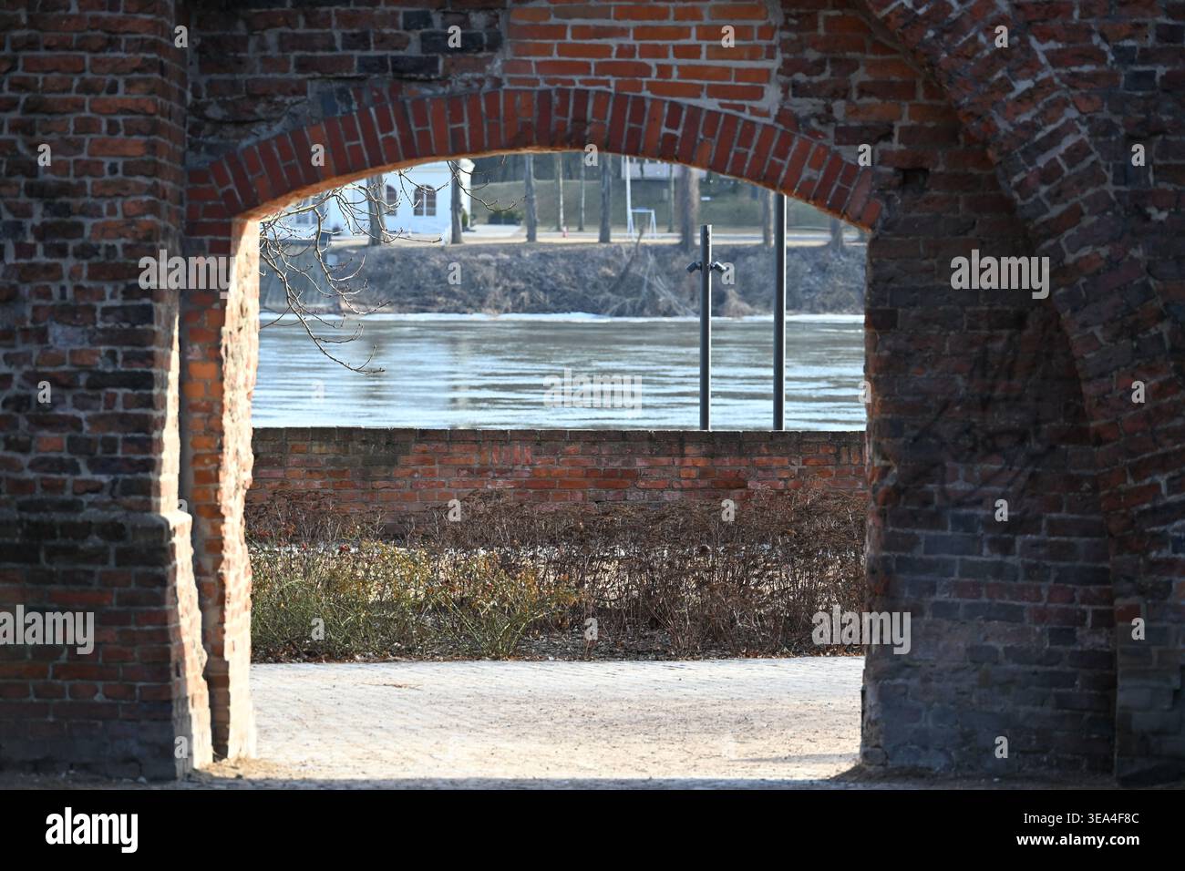 Burgtor in der alten Steinmauer mit Blick auf den Fluss dahinter Stockfoto