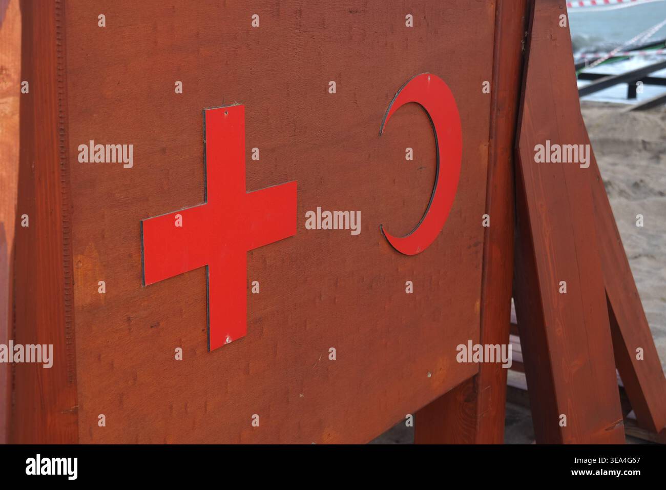 Rotes Kreuz und roter Halbmond medizinische Symbole auf hölzernem Beach Rescue Schild Stockfoto
