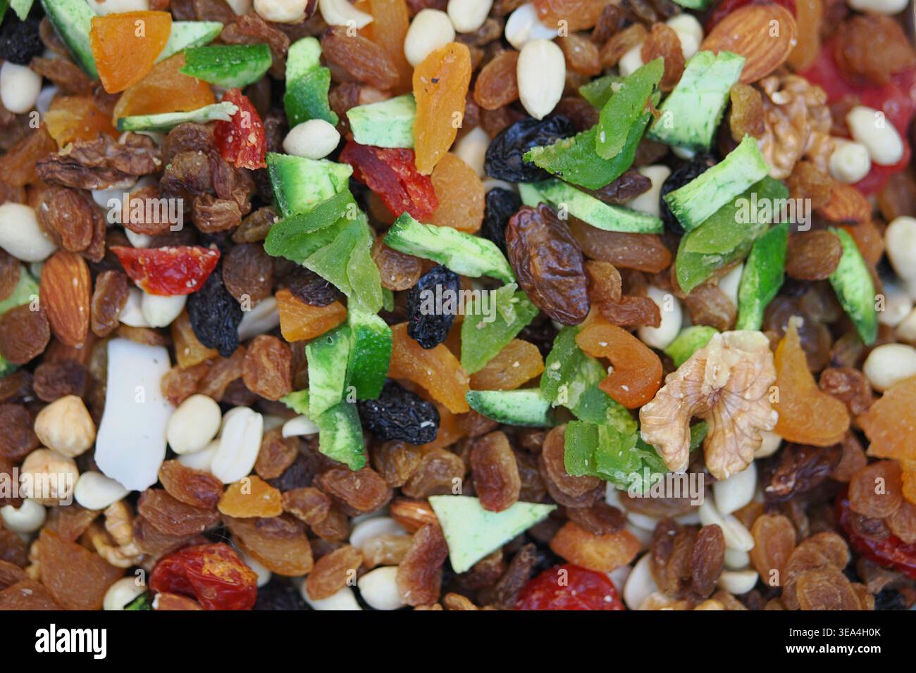 Gesunde Snackmischung mit Nüssen und getrockneten Früchten in einer Schüssel Stockfoto