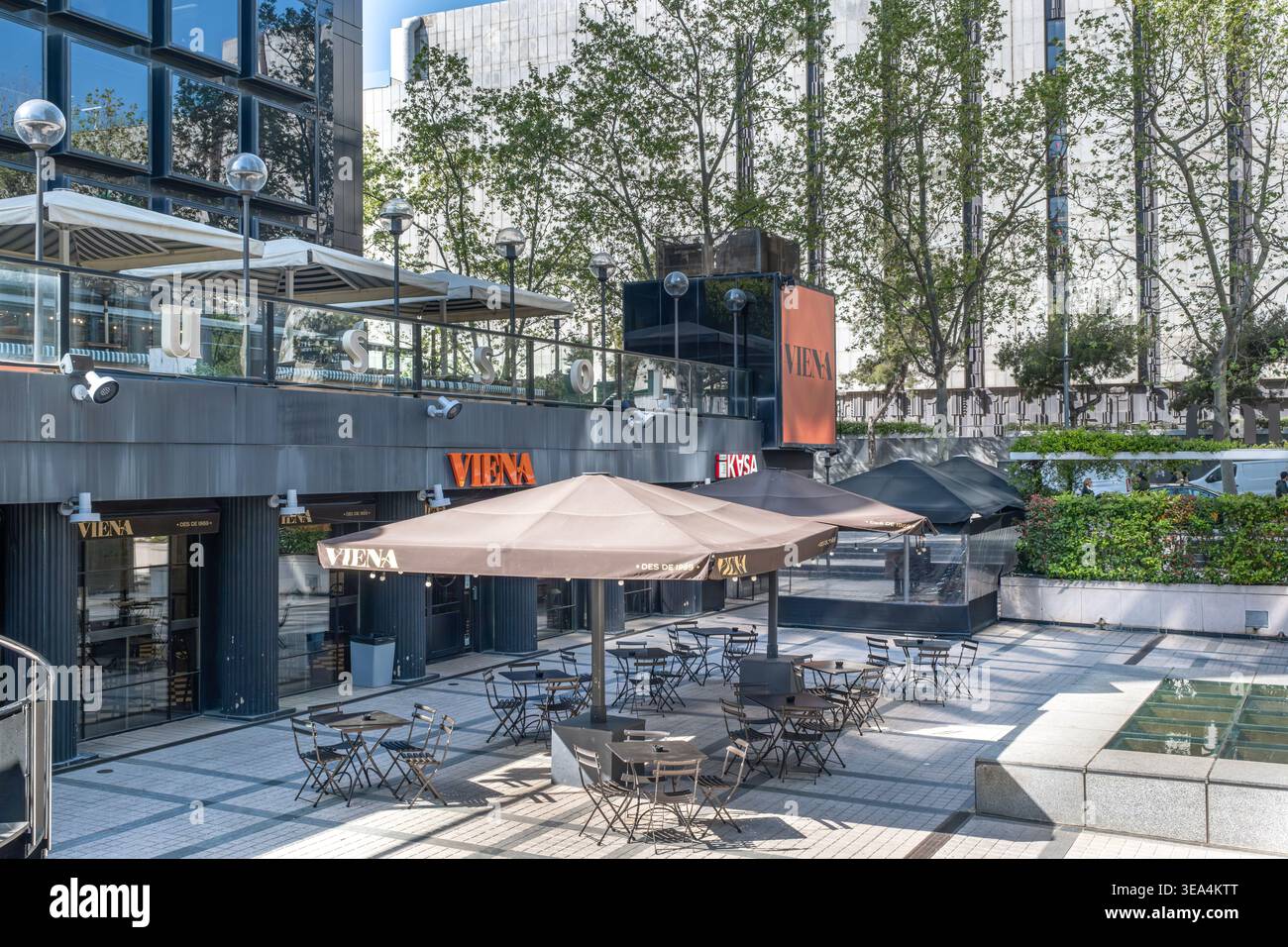 Viena Restaurant Außenterrasse in Barcelona, Spanien, Essbereich für Menschen mit Sonnenschirmen und Tischen Stockfoto