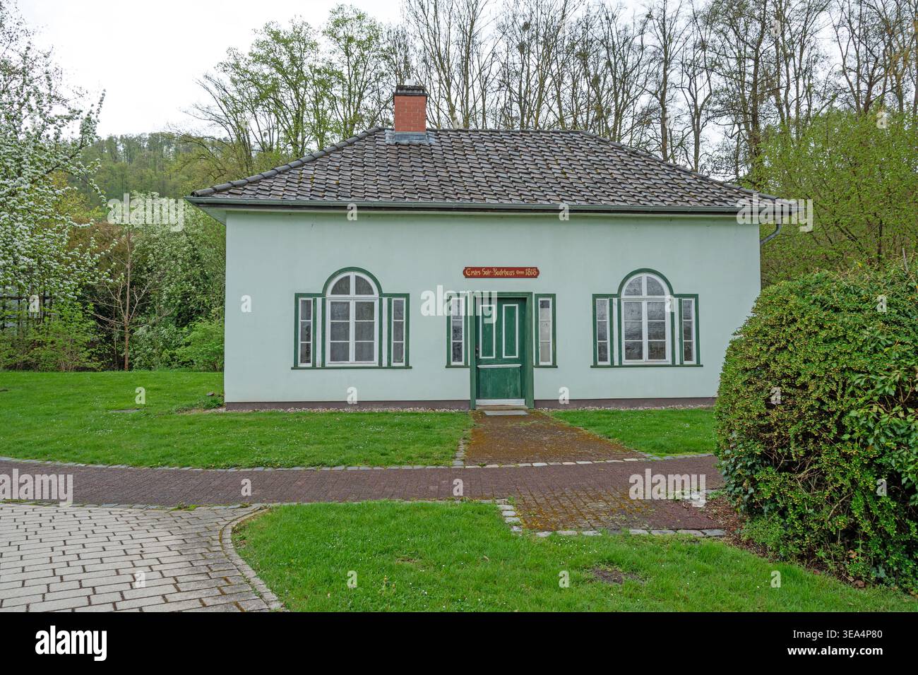 Bad Sooden-Allendorf, Hessen, 19. April 2026: Historisches Solebad mit Schild „erste Sole Badehaus anno 1818“ Stockfoto