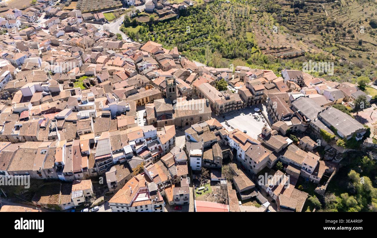 Aus der Vogelperspektive mit traditioneller Architektur und einem historischen Stadtplatz in Fermoselle, zamora Stockfoto
