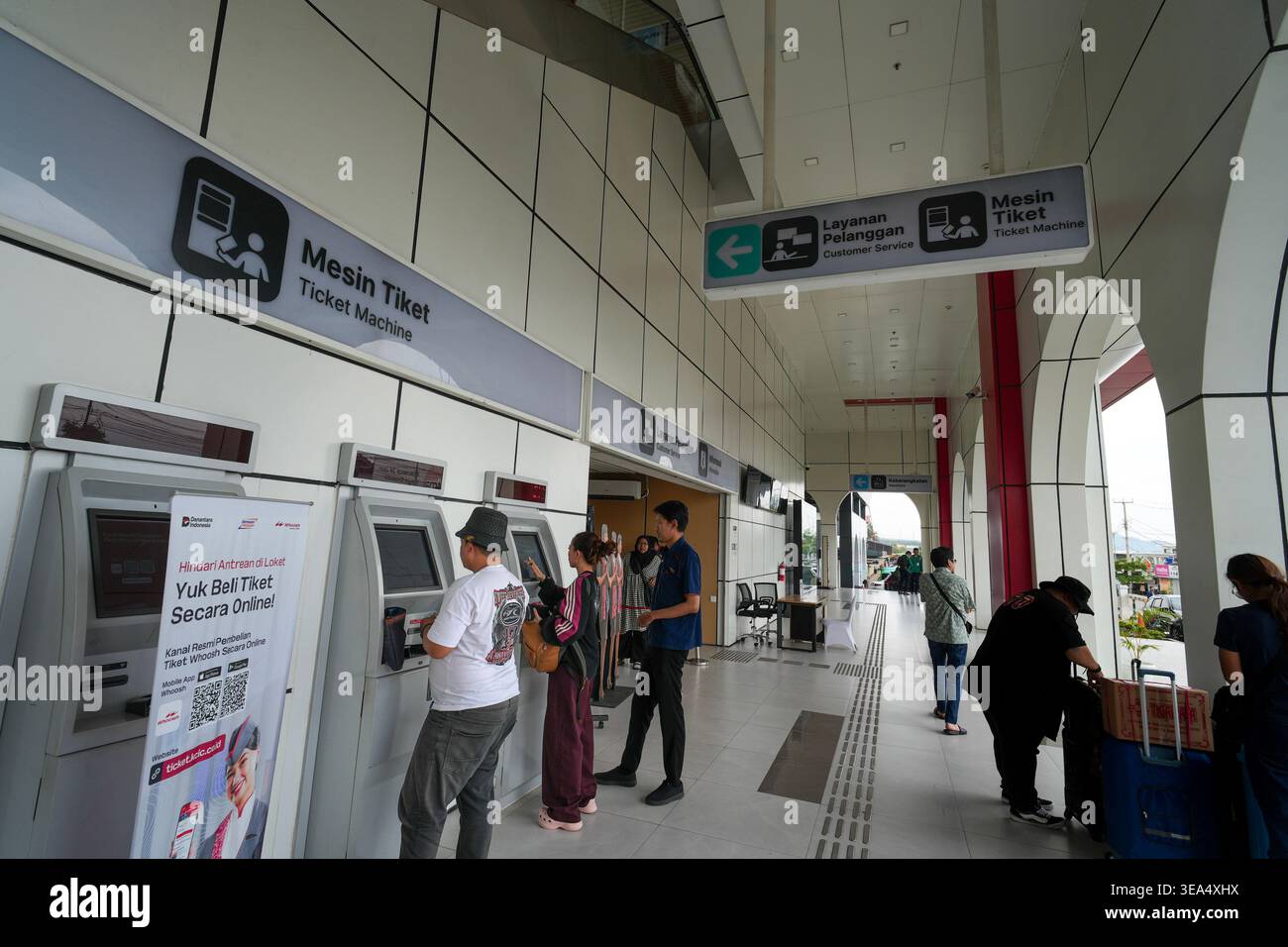 Bandung Barat, Indonesien - 2. Februar 2026 - Passagiere nutzen automatisierte Automaten an einem sauberen, modernen Bahnhof in Padalarang. Löschen Sie b Stockfoto