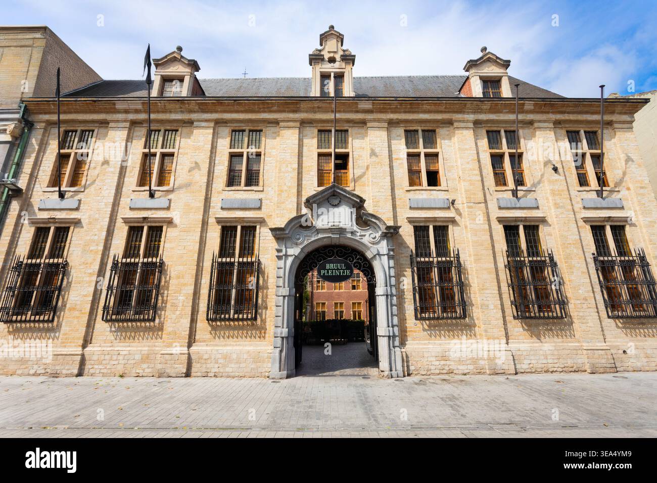 Der historische Eingang zum Innenhof von Bruulpleintje oder Bruul Pleintje und dem ehemaligen Jesuitengebäude in Mechelen, Belgien Stockfoto