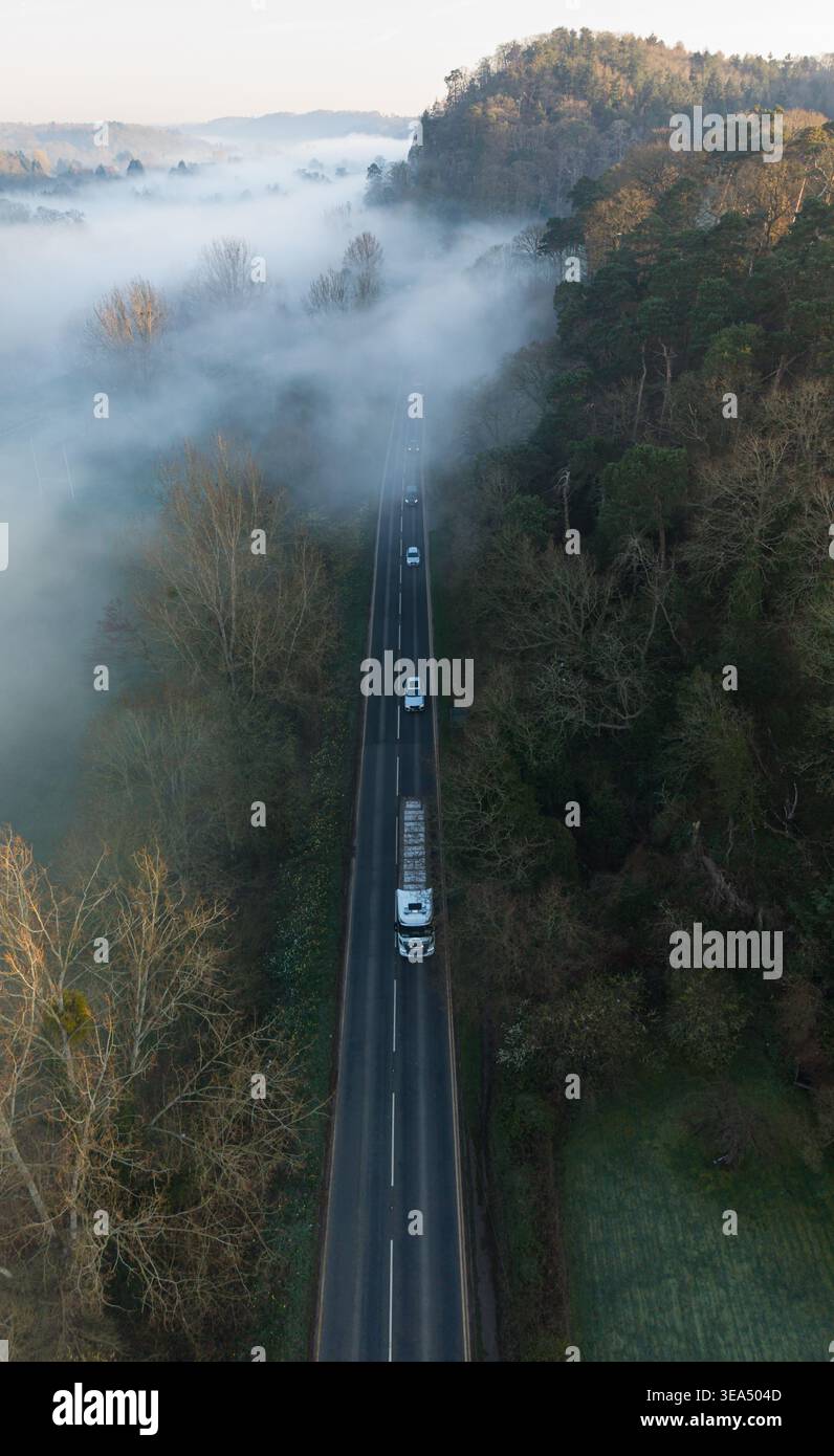 Luftaufnahme der A442 in der Nähe von Bridgnorth mit Morgennebel und Verkehr in Shropshire England Stockfoto