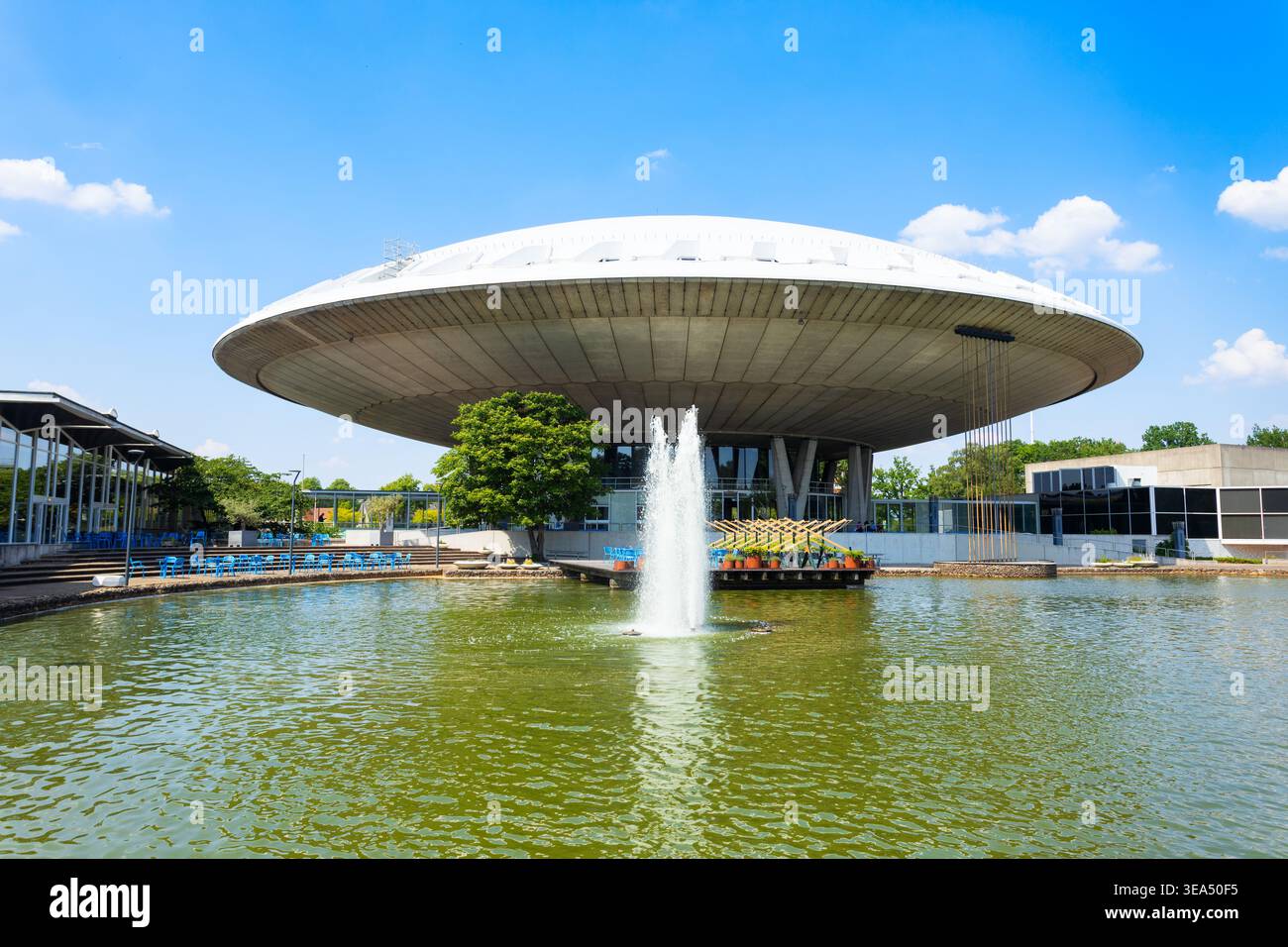 Eindhoven, Niederlande - 9. Juni 2023: Blick auf das futuristische Evoluon Next Nature Museum Gebäude und Brunnen in Eindhoven, Niederlande Stockfoto