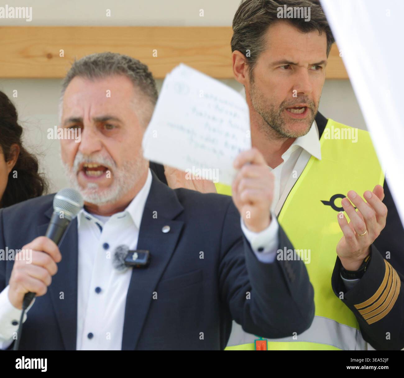 100 Jahre Lufthansa 15.04.2026 Festgefahrene Tarifauseinandersetzung zwischen Lufthansa und der Gewerkschaft UFO sowie Cockpit führen zu Streiks von Flugbegleiter und Piloten mit einer Demo vor Tor 20 und Kundgebung vor neuem Besucherzentrum mit Festakt zu 100-jährigem Jubiläum hier links Vorsitzender UFO Joachim Vazquez Bürger am Mikro rechts Präsident Dr. Andreas Pinheiro der Vereinigung Cockpit VC Frankfurt / Main HDeutschland *** 100 Jahre Lufthansa 15 04 2026 und Lufthansa Cockpit führt zu Streiks von Flugbegleitern und pi Stockfoto