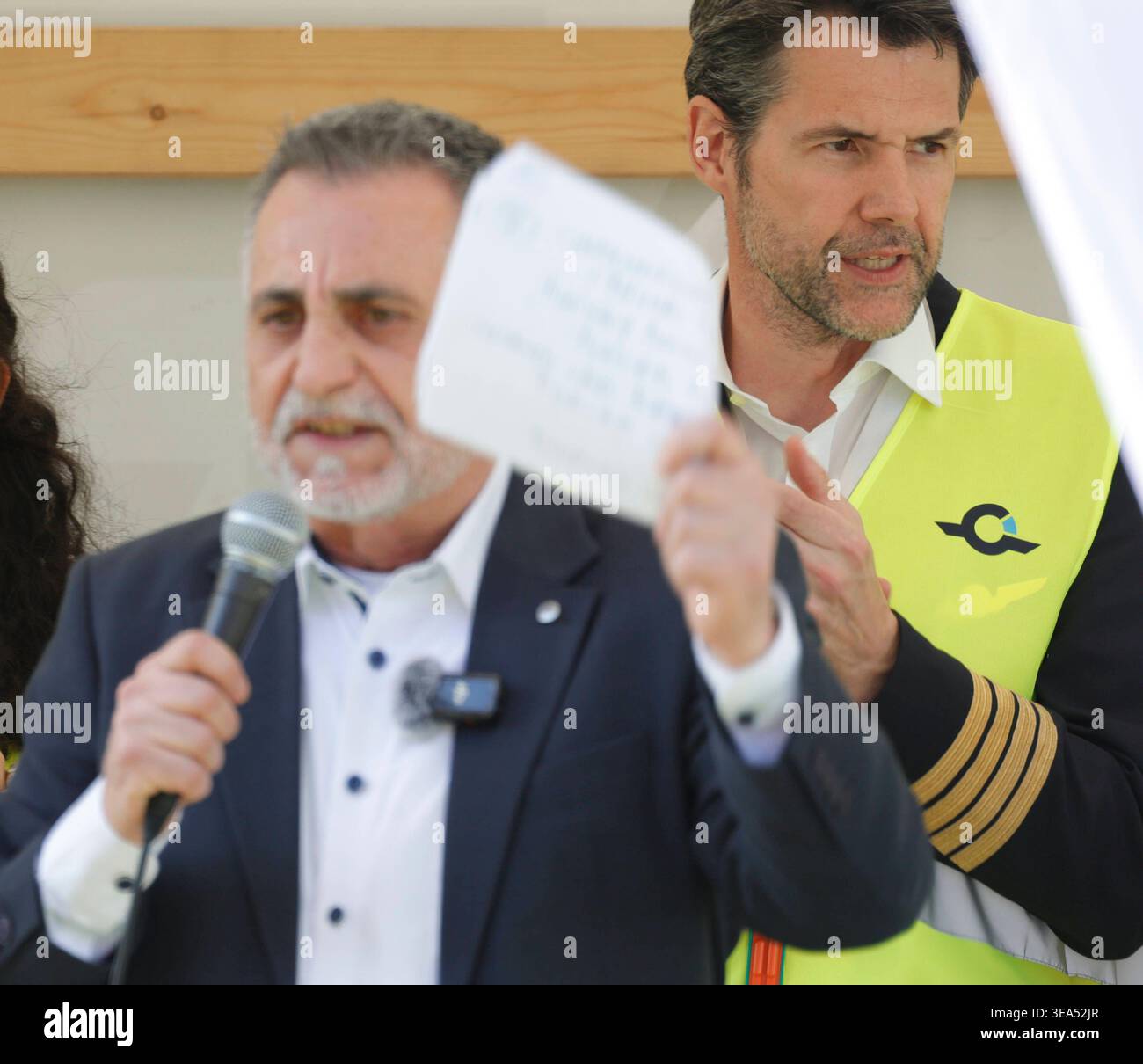 100 Jahre Lufthansa 15.04.2026 Festgefahrene Tarifauseinandersetzung zwischen Lufthansa und der Gewerkschaft UFO sowie Cockpit führen zu Streiks von Flugbegleiter und Piloten mit einer Demo vor Tor 20 und Kundgebung vor neuem Besucherzentrum mit Festakt zu 100-jährigem Jubiläum hier links Vorsitzender UFO Joachim Vazquez Bürger am Mikro rechts Präsident Dr. Andreas Pinheiro der Vereinigung Cockpit VC Frankfurt / Main HDeutschland *** 100 Jahre Lufthansa 15 04 2026 und Lufthansa Cockpit führt zu Streiks von Flugbegleitern und pi Stockfoto