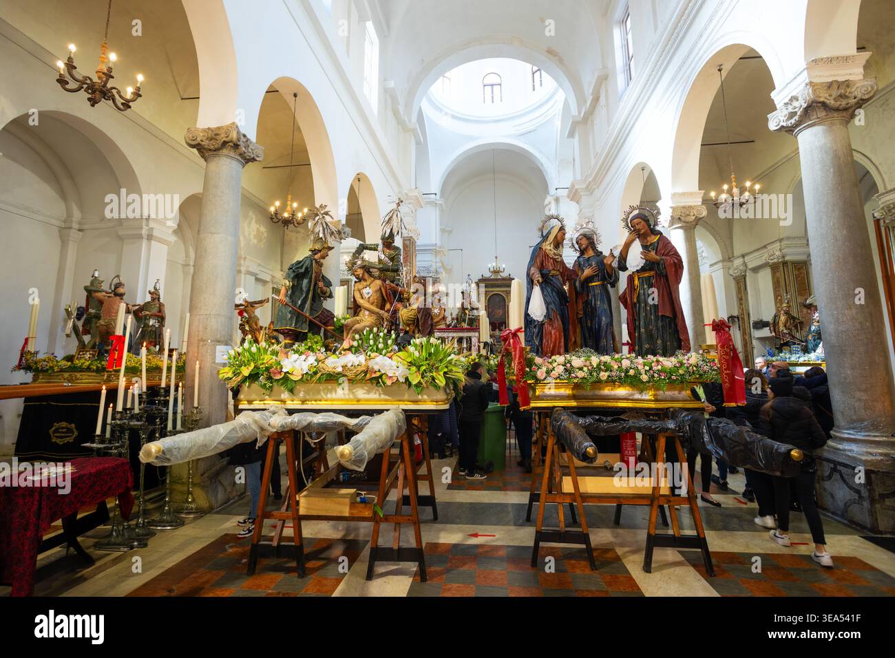 Trapani, Italien - 07. April 2023: Misteri di Trapani Skulpturen in der Kirche des Fegefeuer oder Chiesa delle Anime del Purgatorio in der Stadt Trapani, Si Stockfoto