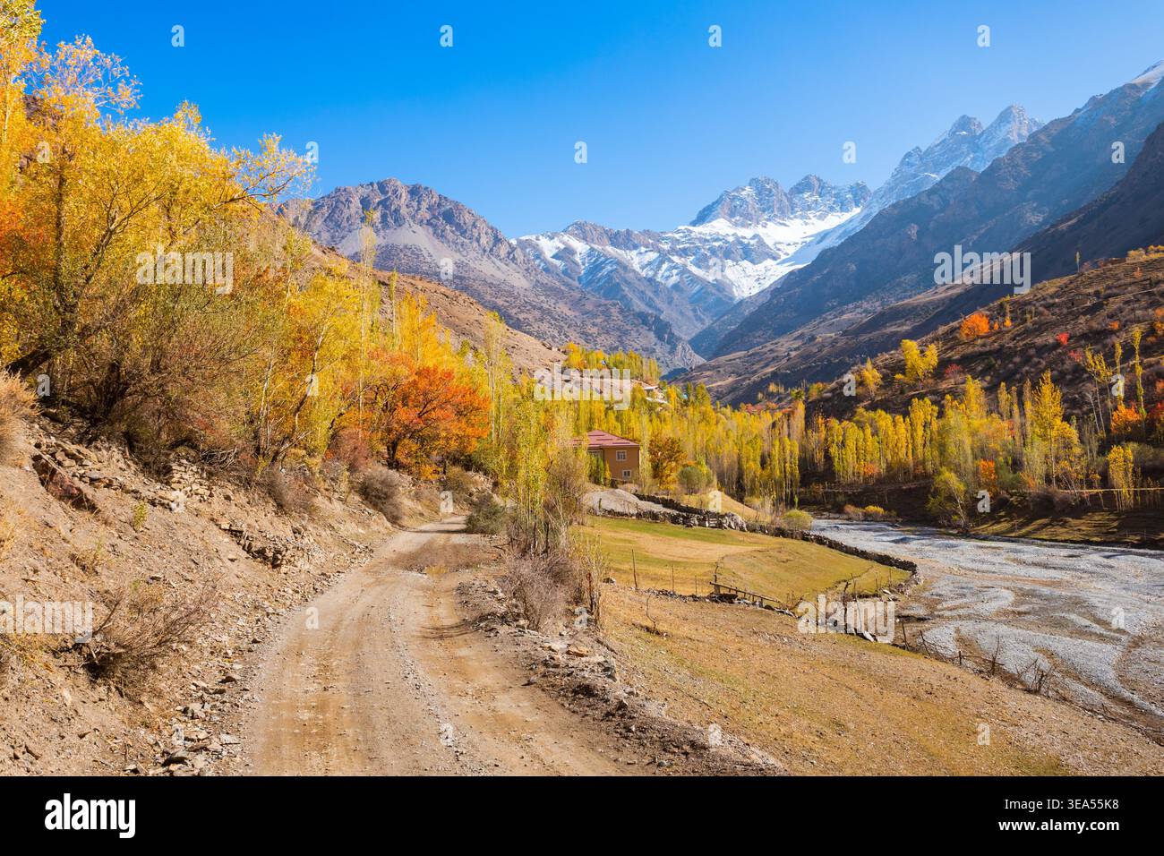 Das Dorf Nofin in der Region der sieben Seen in den Fann Bergen. Seven Lakes liegt in der Nähe der Stadt Penjikent in Tadschikistan. Stockfoto