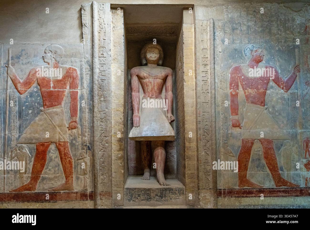 Die „lebende“ Statue von Mereruka, in der Mitte der falschen Tür, ist fast in die Runde geschnitzt, da sie einen Schritt vorwärts zu gehen scheint, um die Nische zu verlassen Stockfoto