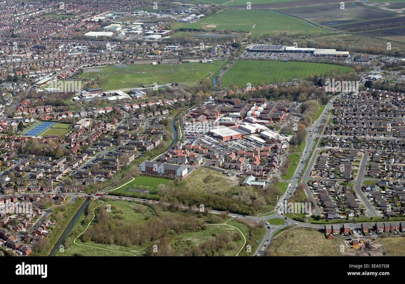 Luftaufnahme des Southport & Formby District General Hospital und neuer Wohnraum auf der Town Lane, Lancashire UK Stockfoto