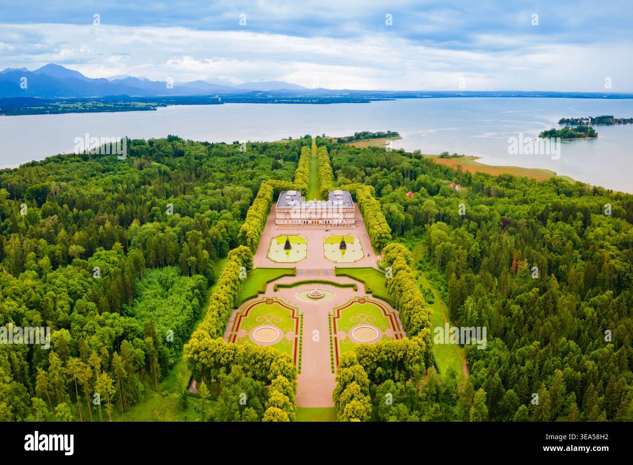Herrenchiemsee Palace Luftpanorama, es ist ein Komplex von königlichen Gebäuden auf Herreninsel, die größte Insel im Chiemsee, im südlichen B Stockfoto