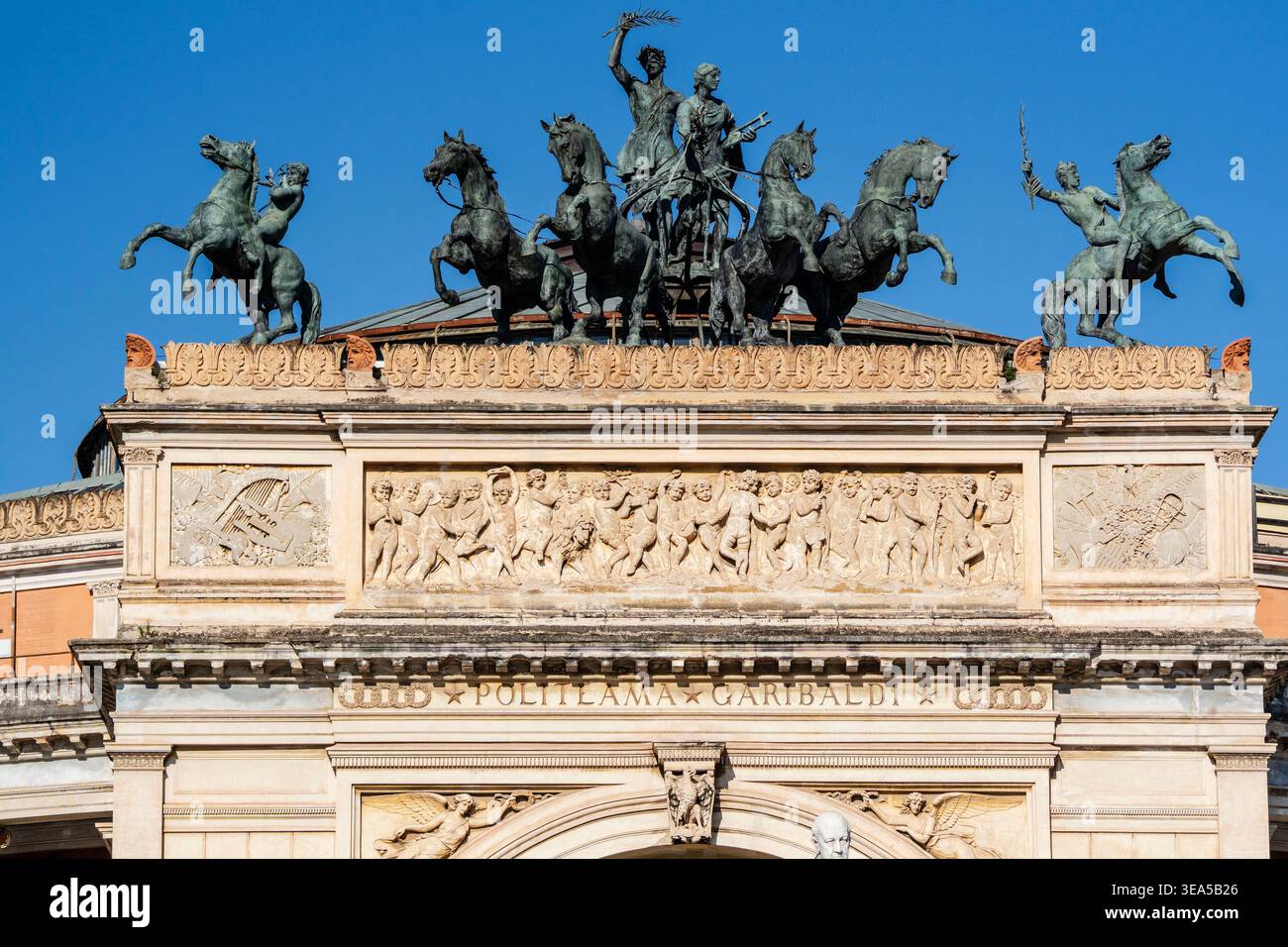 Fries mit Quadriga von Apollo und Euterpe, Politeama Garibaldi Theater, Ruggero Settimo Platz, Palermo, Sizilien, Italien, Europa Stockfoto