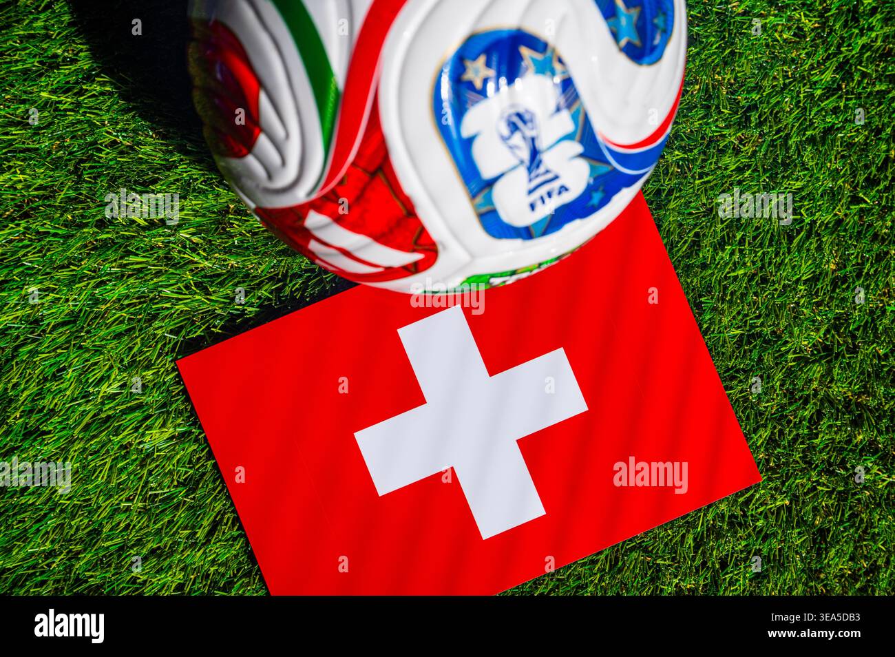 Nationalflagge der Schweiz und offizieller Fußball der FIFA 2026 auf Green Pitch. Hintergrund Zur Wm. Stockfoto