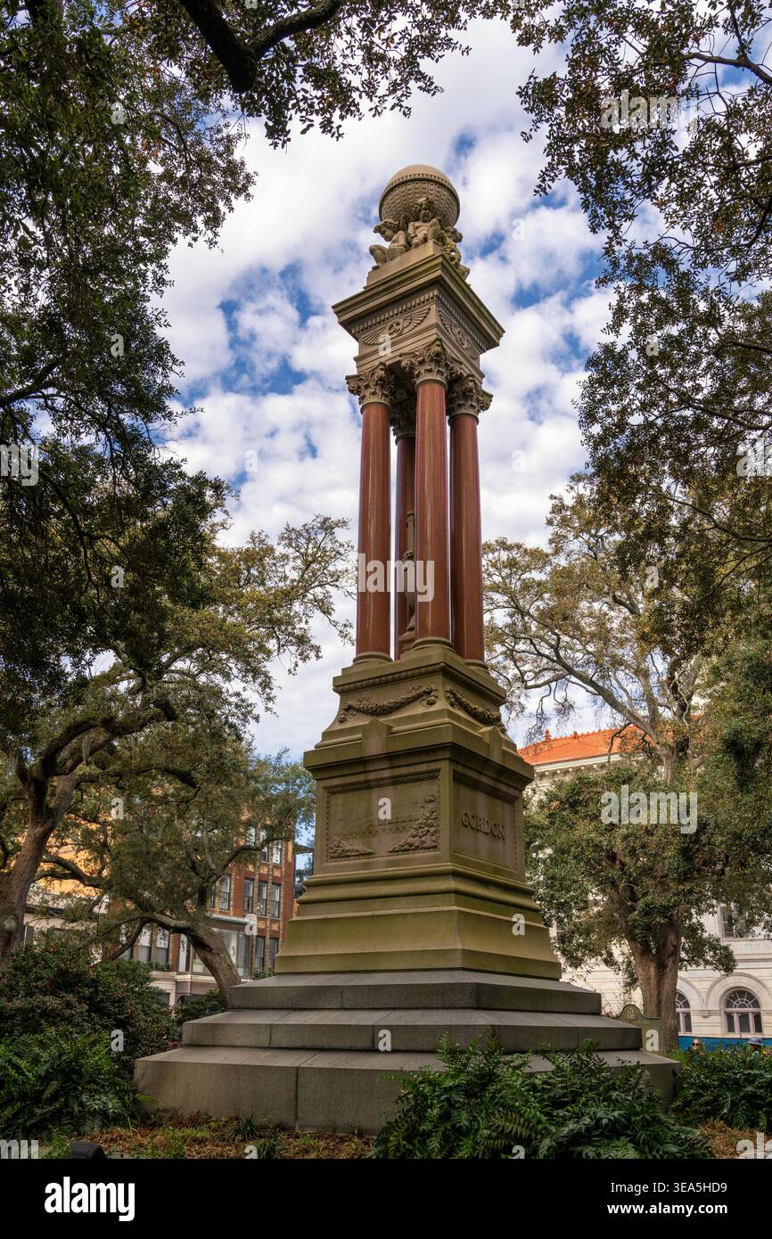 Savannah, USA - 11. März 2026: Blick auf das William Washington Gordon Monument im Wright Park im historischen Savannah Stockfoto