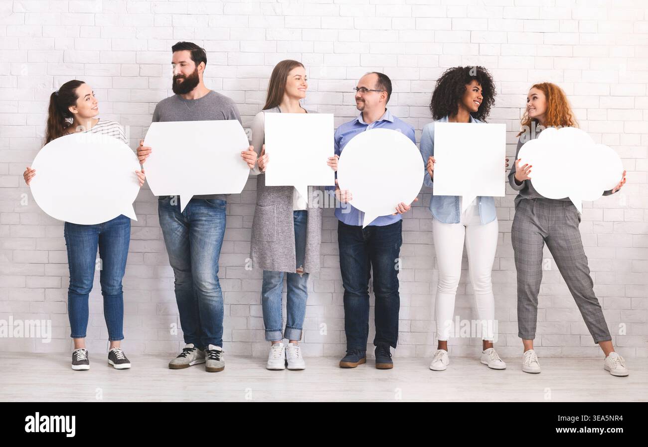 Gruppe von verschiedenen Menschen mit weißen Sprachblasen Stockfoto