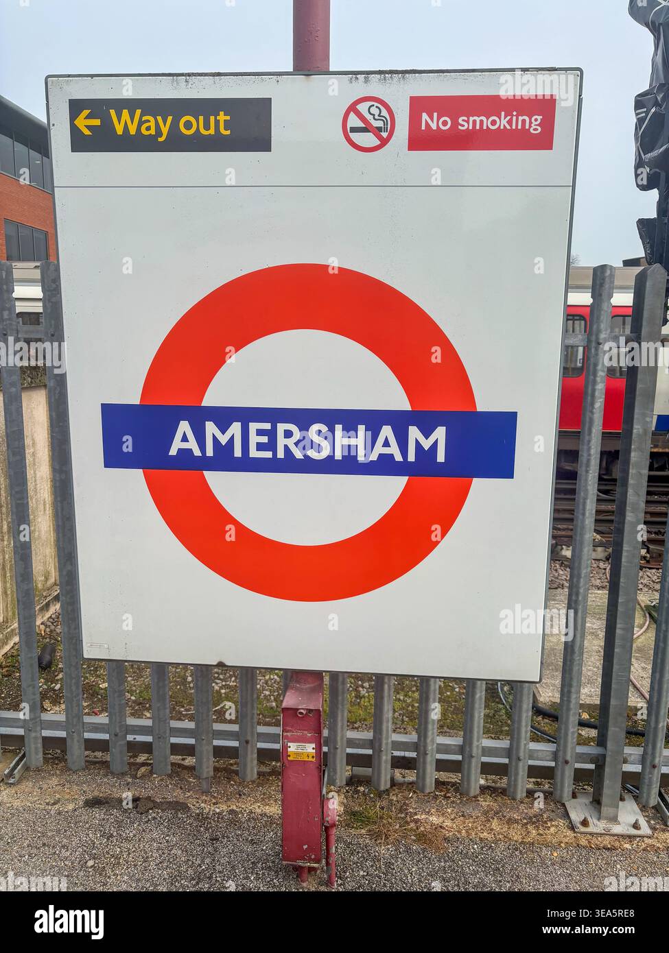 Amersham U-Bahn-Station, berühmtes TfL-Rundbild mit Wegweiser, Buckinghamshire, Großbritannien - Smartphone-aufgenommenes Stockfoto