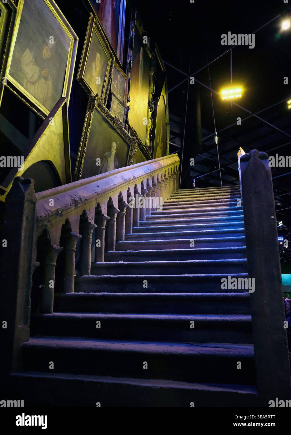 Die bewegliche Treppe von Hogwarts Prop befindet sich in Warner Bros Studio Tour, Studio Tour Dr, Leavesden, Watford WD25 7LR Vereinigtes Königreich Stockfoto