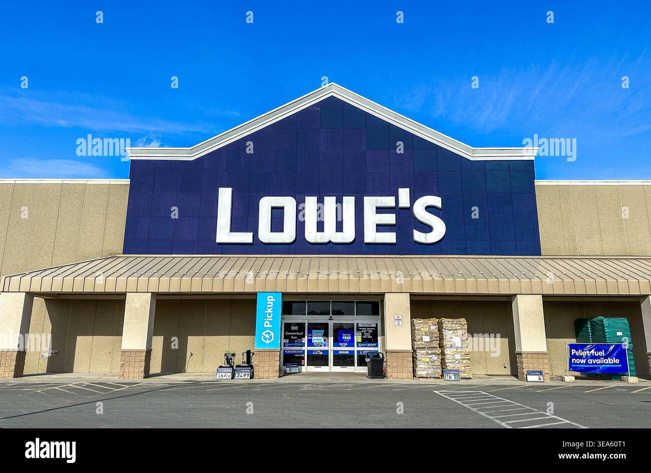 NORWALK, CT, USA – 22. JANUAR 2026: Lowe's Retail Store Building, eine beliebte amerikanische Heimwerkerkette Stockfoto