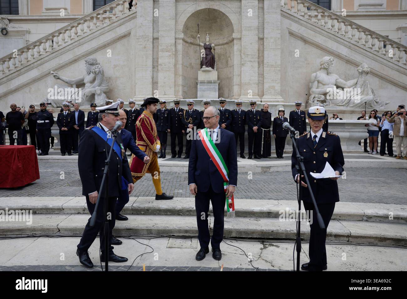 Roma, Italien. April 2026. IL Sindaco Roberto Gualtieri Ed il comandante della polizia di Roma Capitale Mario de Sclavis elebrazioni per il 2779° Natale di Roma nella piazza del Campidoglio -Roma -Italia - Martedì 21 April 2026 - - (Foto di Cecilia Fabiano/ Credit: LaPresse/Alamy Live News Stockfoto
