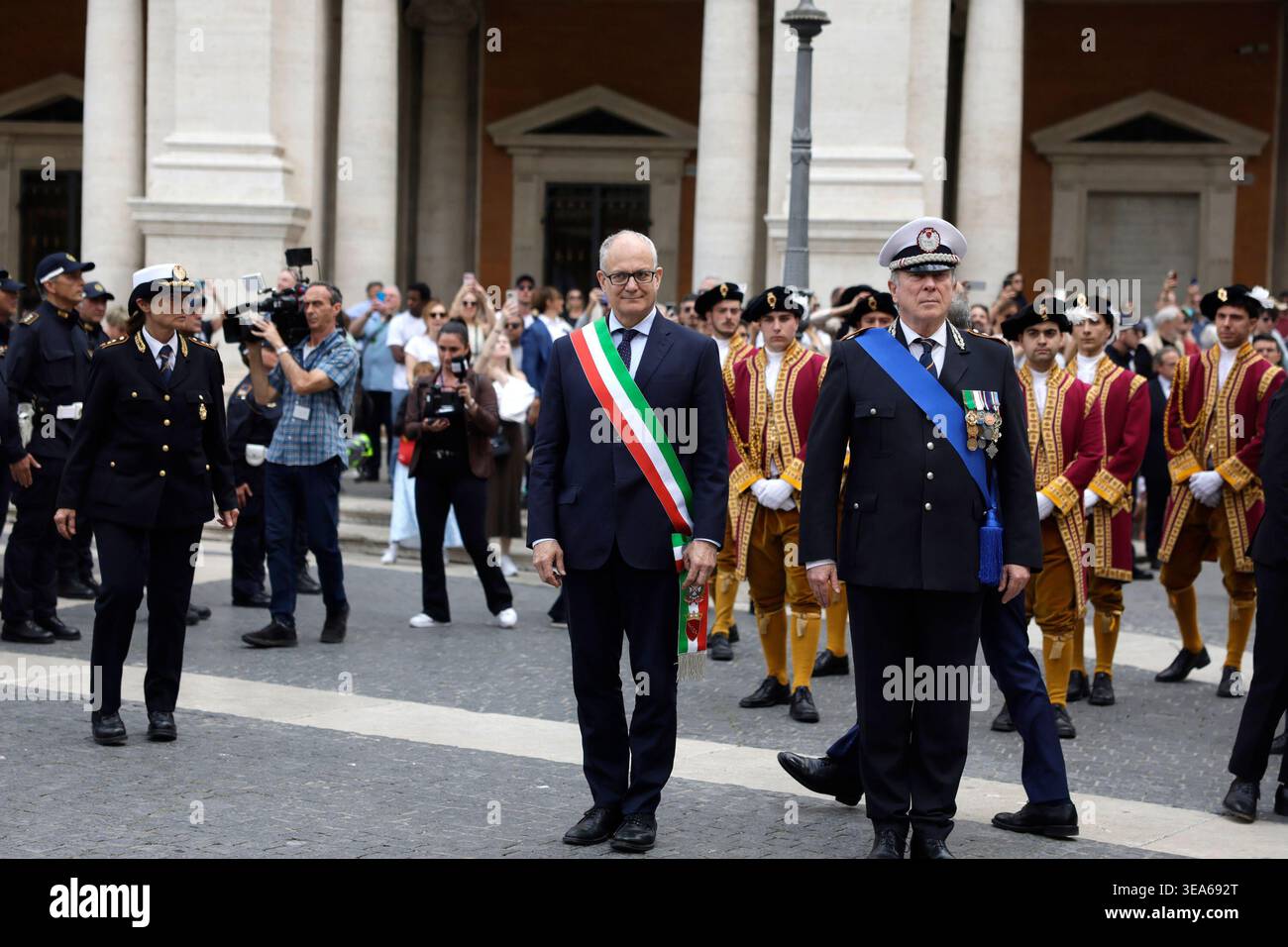 Roma, Italien. April 2026. IL Sindaco Roberto Gualtieri Ed il comandante della polizia di Roma Capitale Mario de Sclavis elebrazioni per il 2779° Natale di Roma nella piazza del Campidoglio -Roma -Italia - Martedì 21 April 2026 - - (Foto di Cecilia Fabiano/ Credit: LaPresse/Alamy Live News Stockfoto