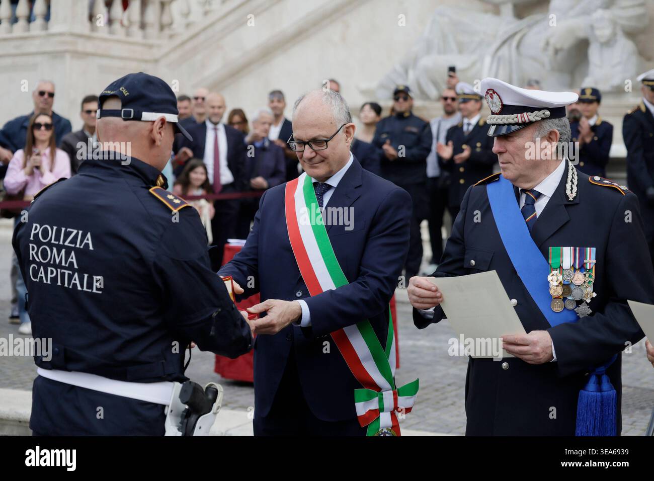 Roma, Italien. April 2026. IL Sindaco Roberto Gualtieri Ed il comandante della polizia di Roma Capitale Mario de Sclavis celebrazioni per il 2779° Natale di Roma nella piazza del Campidoglio -Roma -Italia - Martedì 21 April 2026 - - (Foto di Cecilia Fabiano/ Credit: LaPresse/Alamy Live News Stockfoto