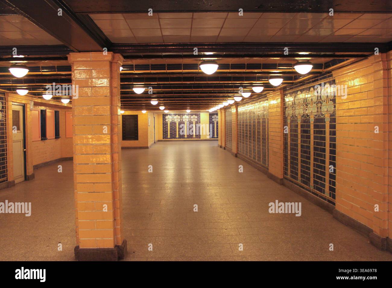 Berlin, Deutschland - 16. Juli 2018: Innenansicht eines U-Bahnsteigs in Berlin mit klassischer Architektur und leerem Korridor. Stockfoto