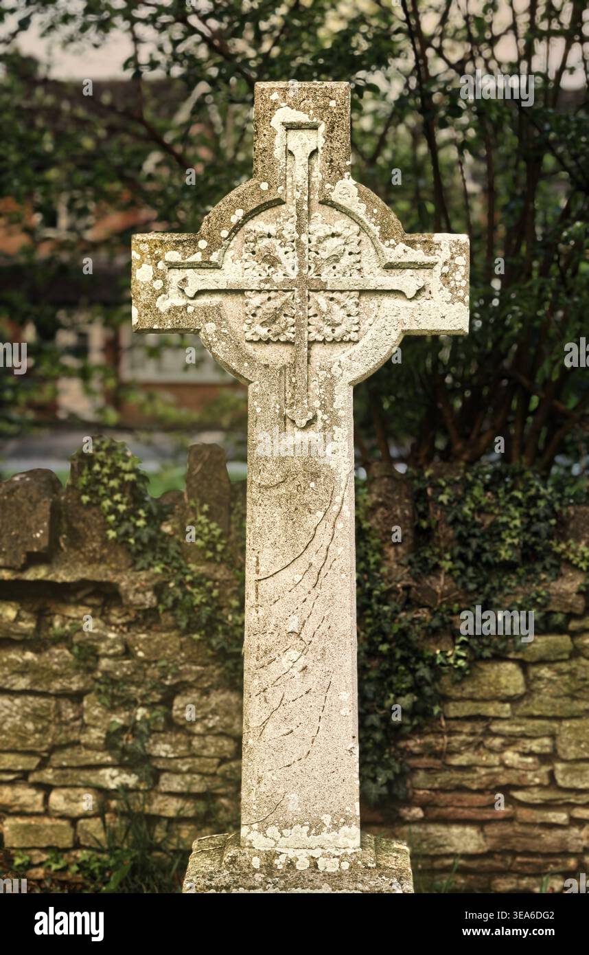 Grabstein des keltischen Kreuzes in St. Peter's Churchyard, Sharnbrook, Bedfordshire - ein christliches Symbol für ewiges Leben, Glauben und irisches oder keltisches Erbe Stockfoto