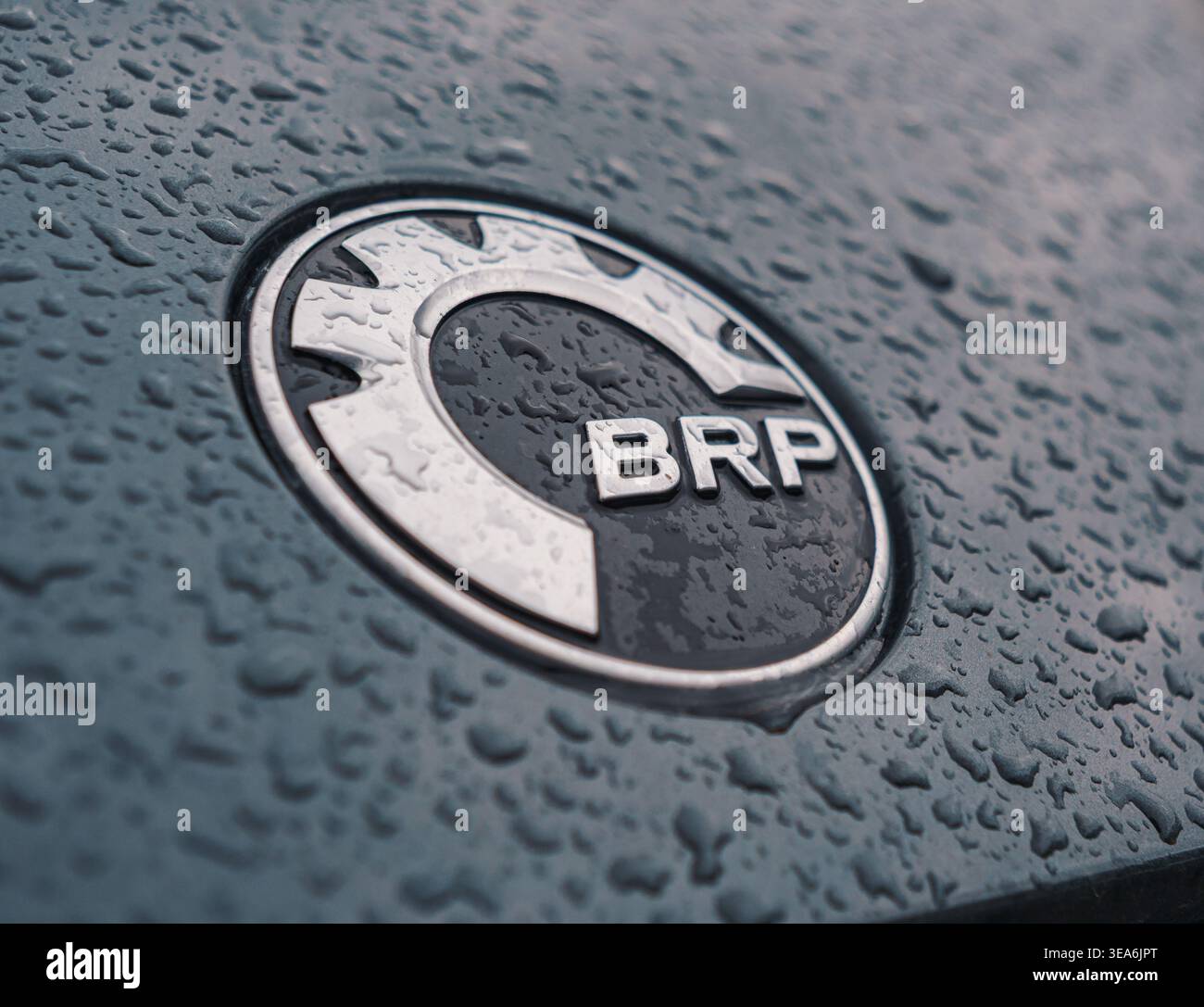 Chemal, Russland - 20. August 2021: BRP-Logo auf einer dunklen Fahrzeugoberfläche, bedeckt mit frischen Regentropfen an einem bewölkten Tag Stockfoto