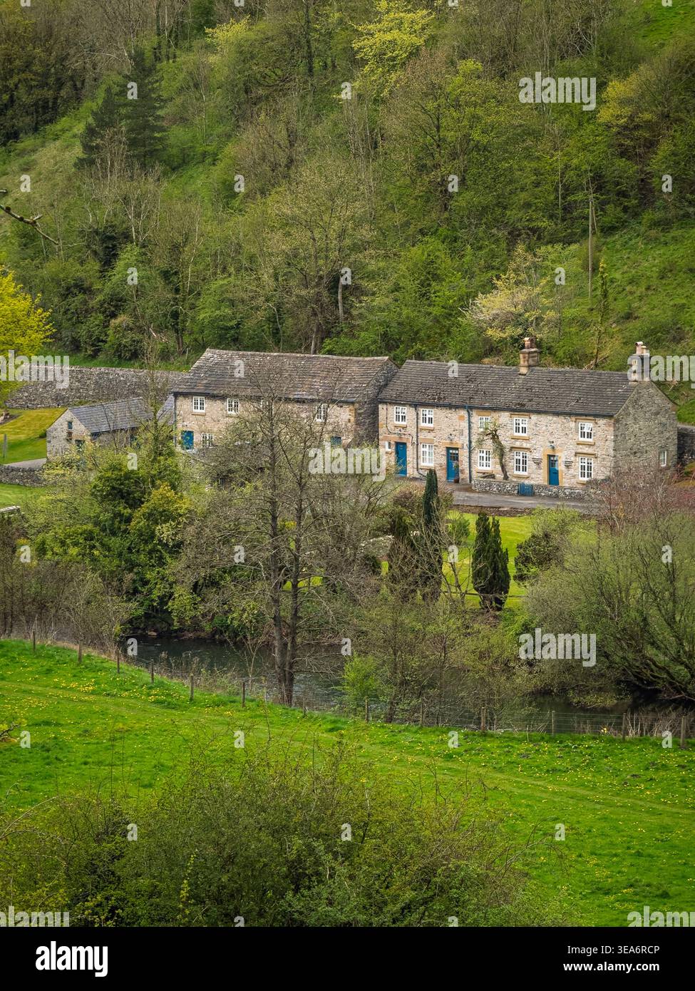 Traditionelle Steinhütten am River Wye vom Monsal Trail im Peak District National Park in Derbyshire, England. Stockfoto
