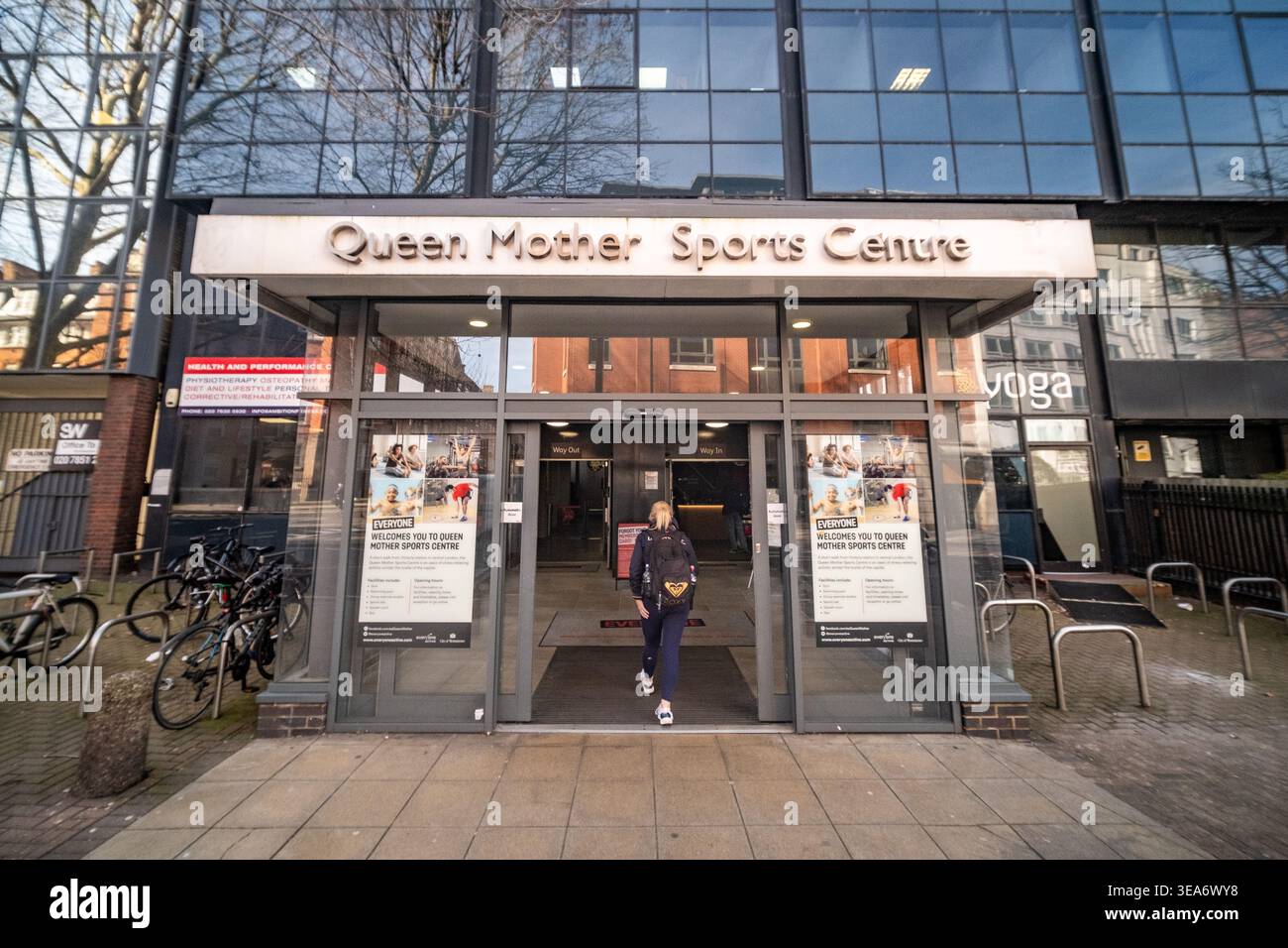 LONDON - 2. MAI 2026: Vauxhall Bridge Road Victoria SW1V – Queen Mother Sports Centre moderner Eingang. Stockfoto