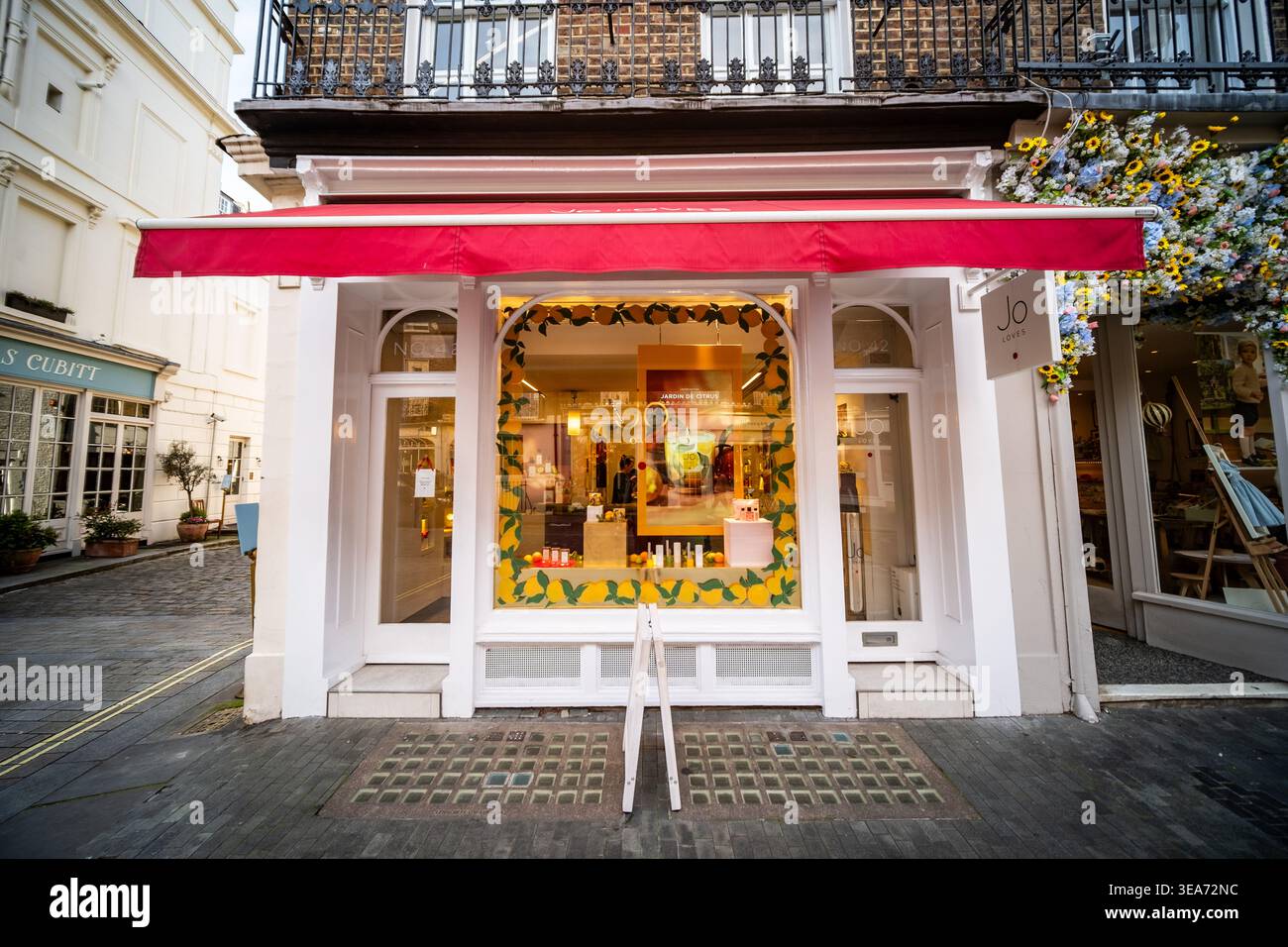 LONDON – 02. MAI 2026: Elizabeth Street Belgravia – Jo liebt Parfüm- und Parfümboutique mit Zitrusfenstern. Stockfoto