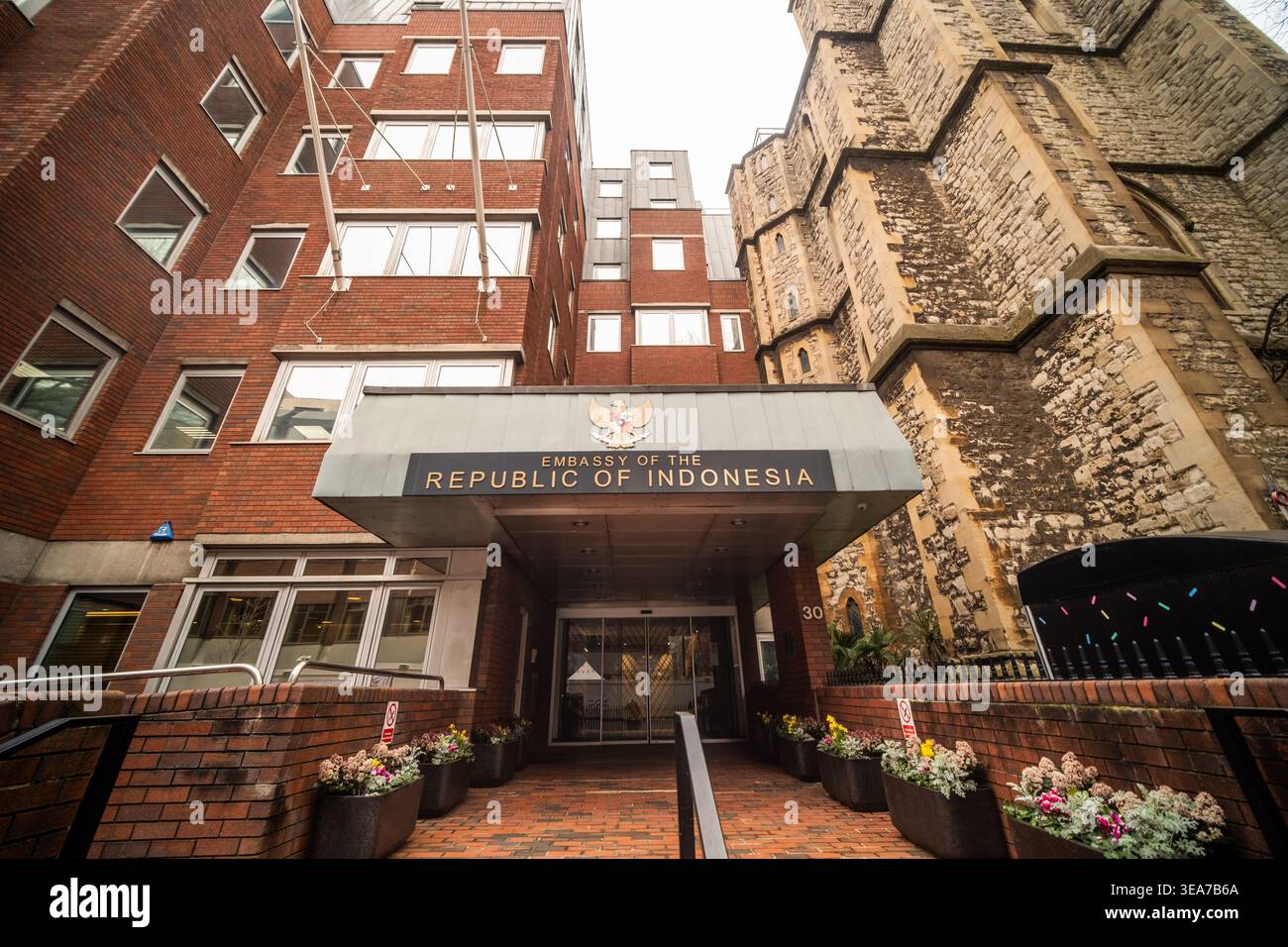 LONDON – 06. MAI 2026: Botschaft der Republik Indonesien – Eingang des Diplomatengebäudes zum Grosvenor Square. Stockfoto