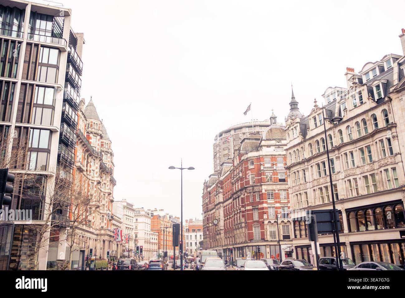 LONDON – 12. MAI 2026: Knightsbridge – ikonische Straßenszene mit gemischter Architektur und Stadtverkehr. Stockfoto
