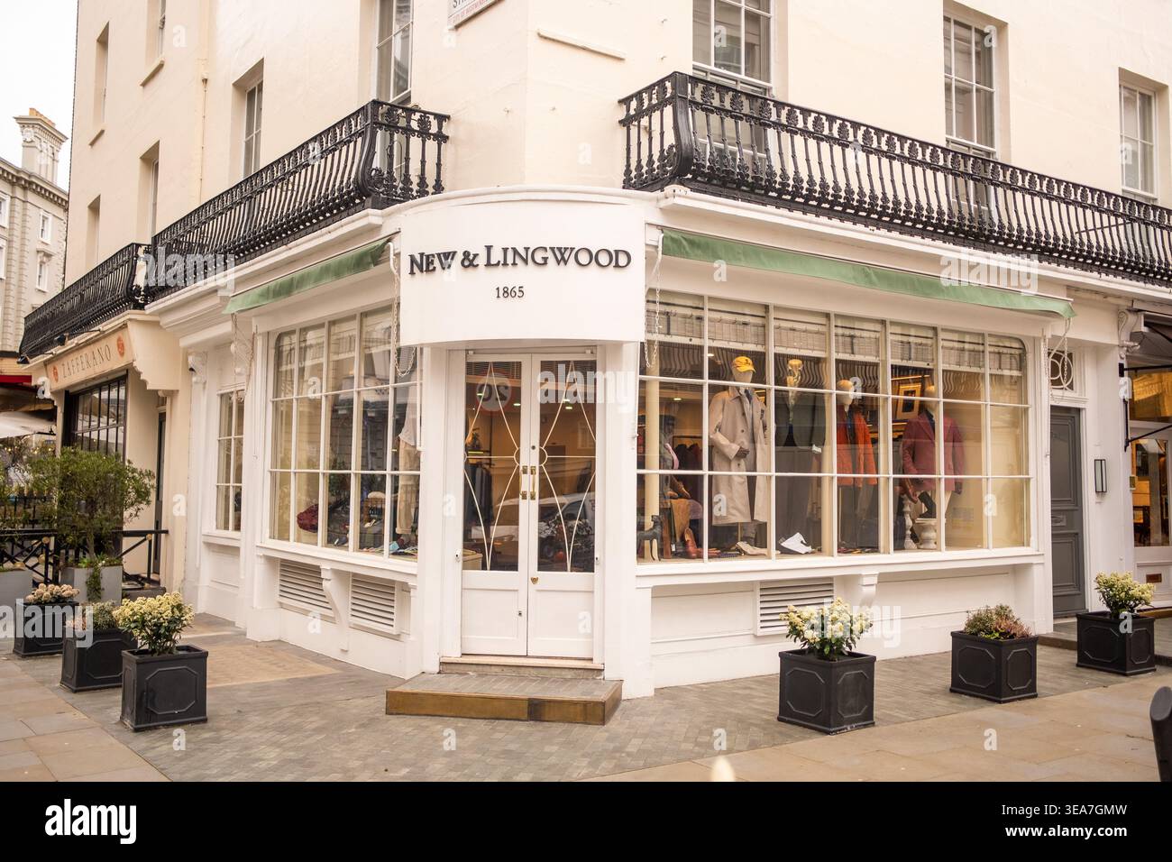 LONDON - 12. MAI 2026: MOTCOMB STREET BELGRAVIA - New & Lingwood Luxus Herrenmode Geschäft außen Stockfoto