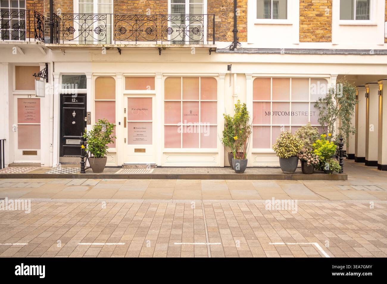 LONDON - 12. MAI 2026: MOTCOMB STREET BELGRAVIA - Gallery 18 leeres Geschäft für Speisen und Getränke Stockfoto