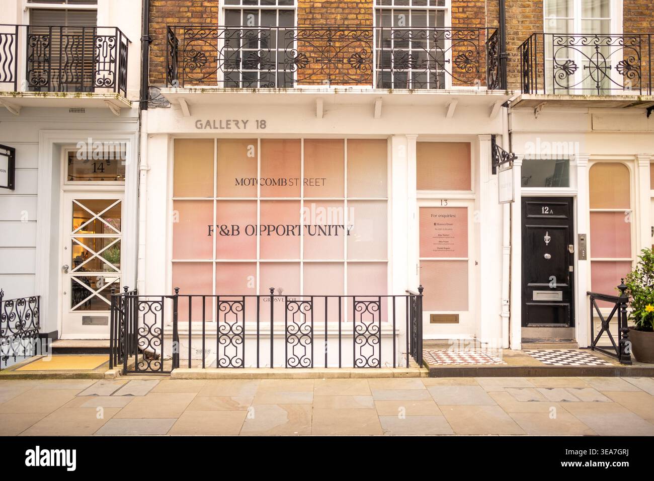 LONDON - 12. MAI 2026: MOTCOMB STREET BELGRAVIA - Gallery 18 leeres Geschäft für Speisen und Getränke Stockfoto