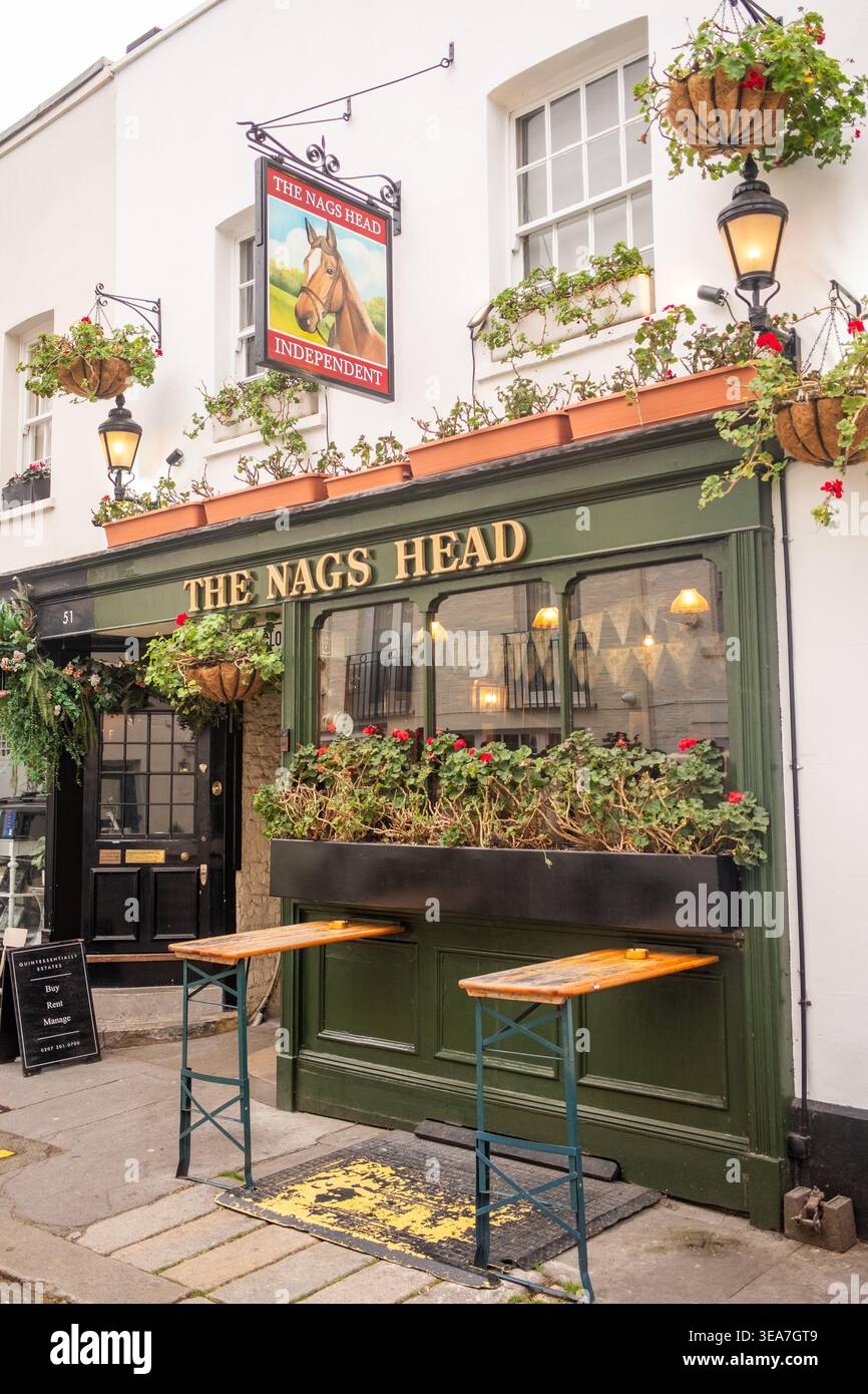 LONDON - 12. MAI 2026: KINNERTON STREET BELGRAVIA - das traditionelle Nags Head Pub Stockfoto