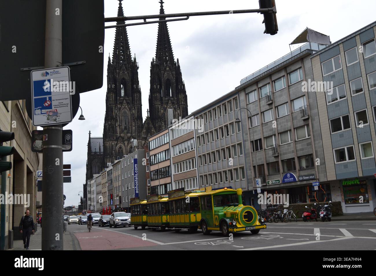 Blick auf den Kölner Dom von unten auf der Straße Stockfoto