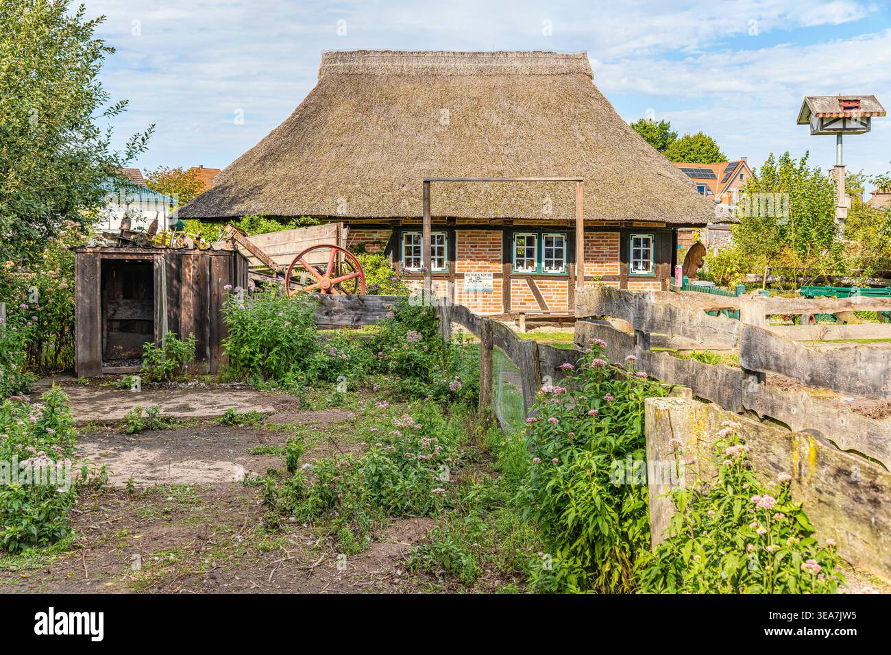 Traditionelles Reetdachhaus im Museumshof von Lensahn, Schleswig-Holstein Stockfoto