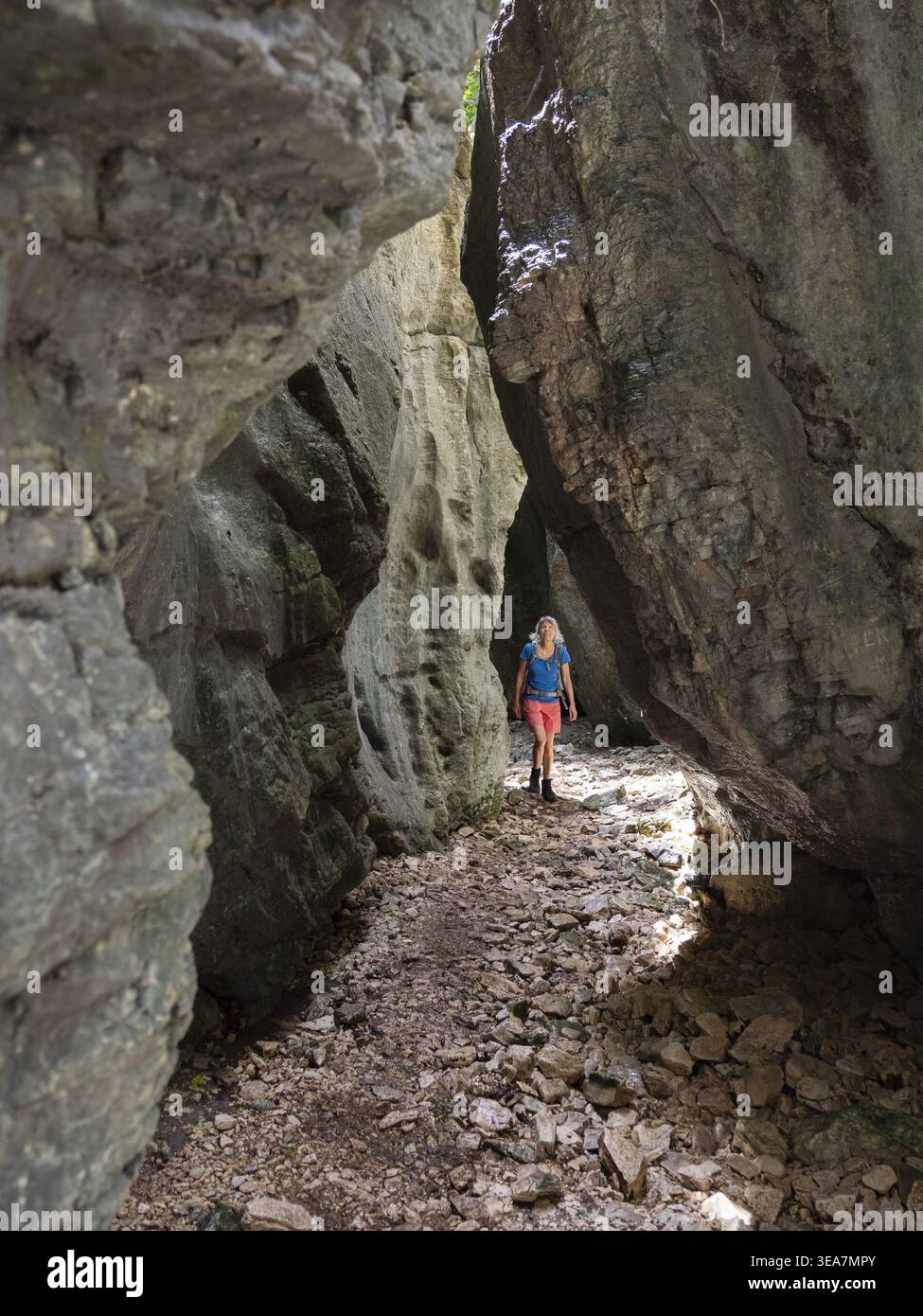 Frau beim Wandern im Gueulards Canyon, Drôme-Tal, Vercors Regional Natural Park, Frankreich, Europa Stockfoto