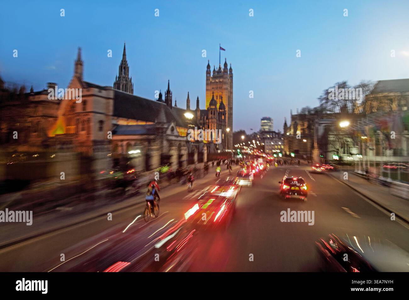 Verkehr am Parliament Square mit den Houses of Parliament, City of Westminster, London, England, Vereinigtes Königreich Stockfoto